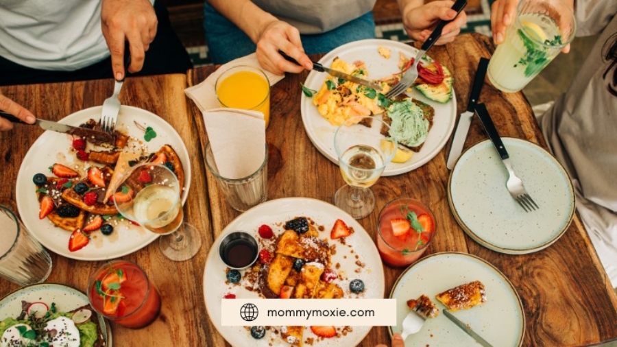 tips for hosting a fun and easy brunch with friends